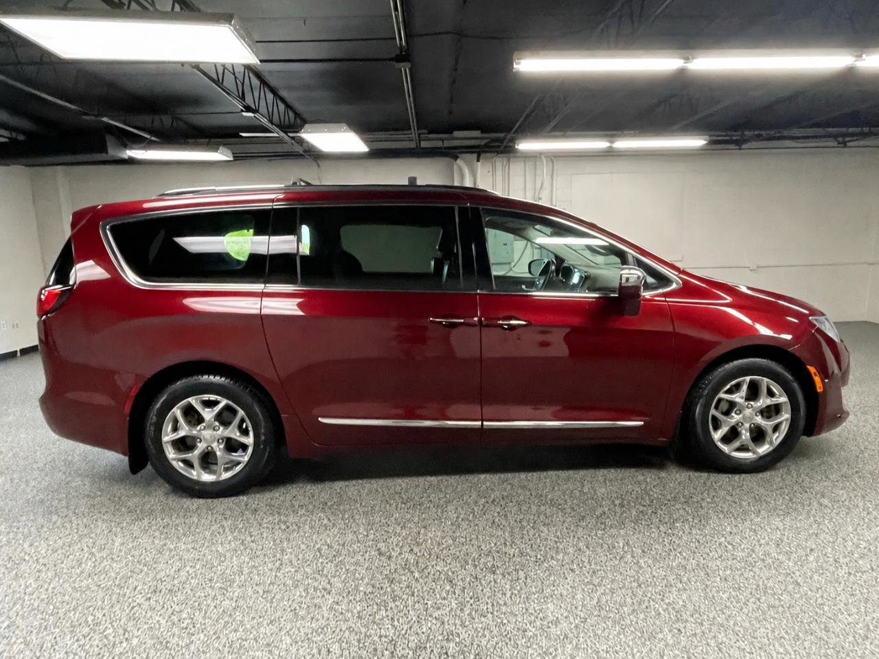 Used 2017 Chrysler Pacifica Limited FWD image 4