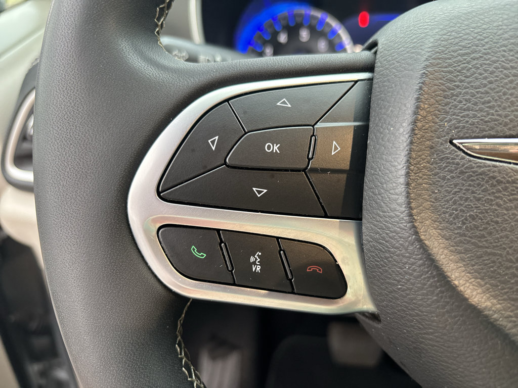 Used 2023 Chrysler Pacifica Touring-L FWD image 26