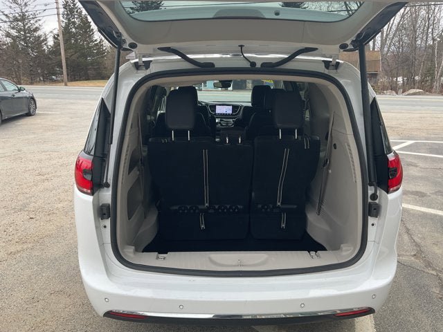 Used 2024 Chrysler Pacifica Touring-L image 40