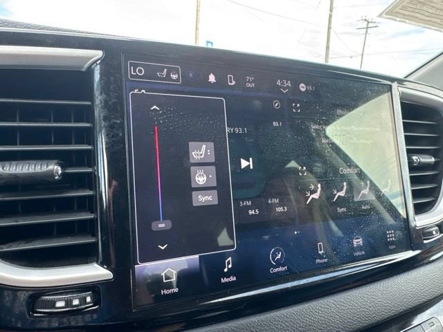 Used 2024 Chrysler Pacifica Touring-L FWD image 3