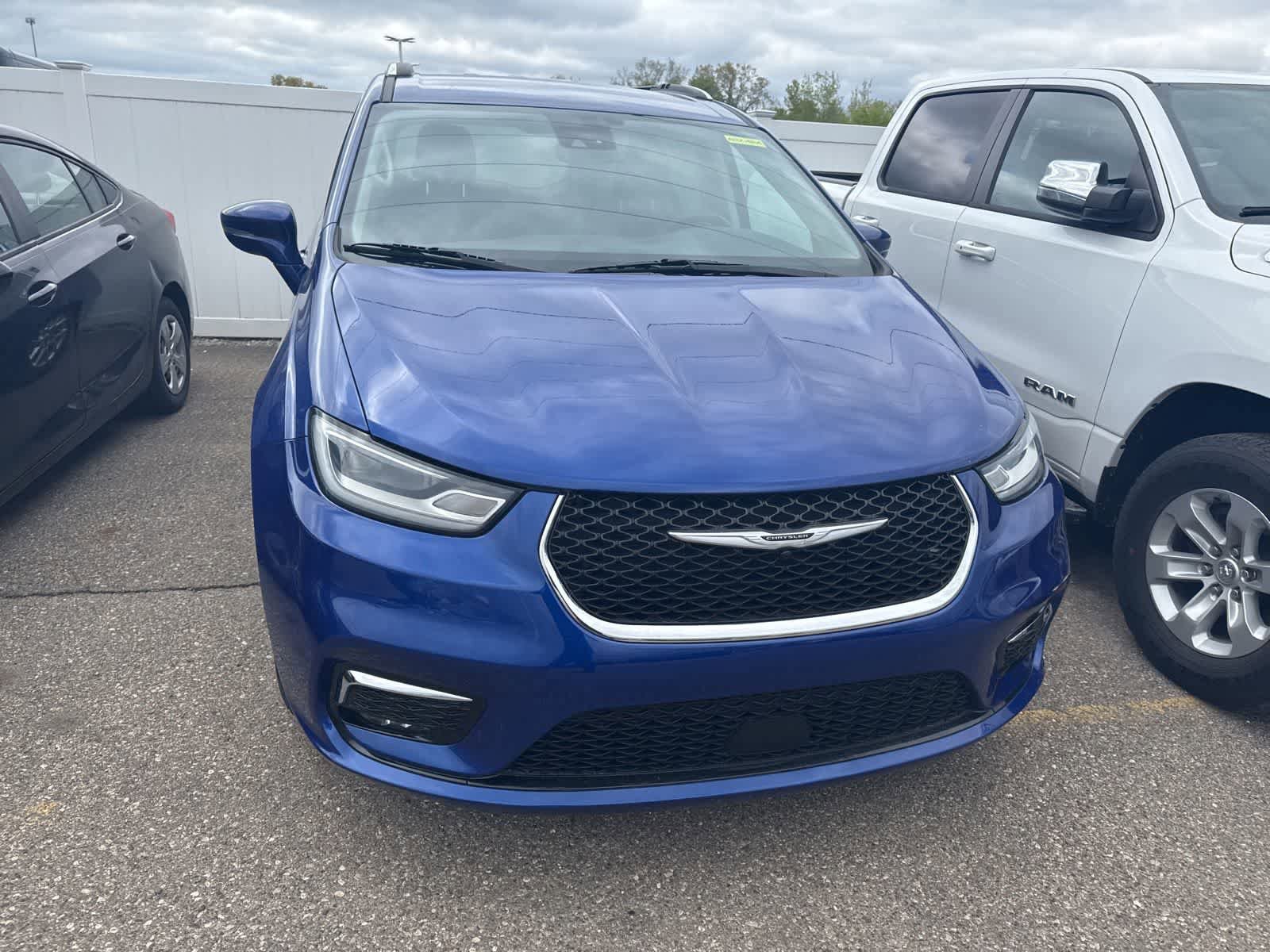 Used 2021 Chrysler Pacifica Touring-L w/ Uconnect Theater Family Group FWD image 19