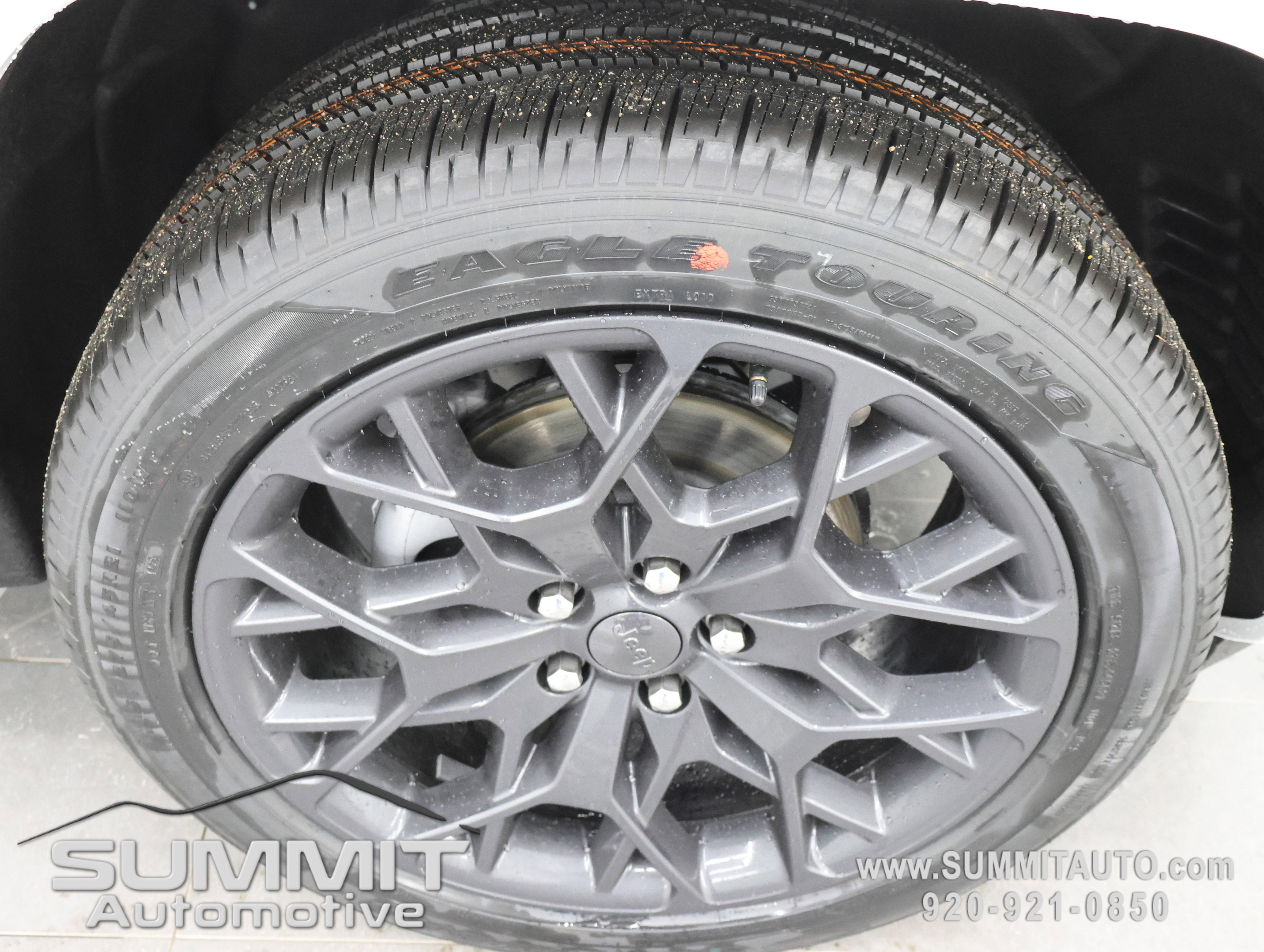 New 2026 Jeep Grand Cherokee Summit image 3