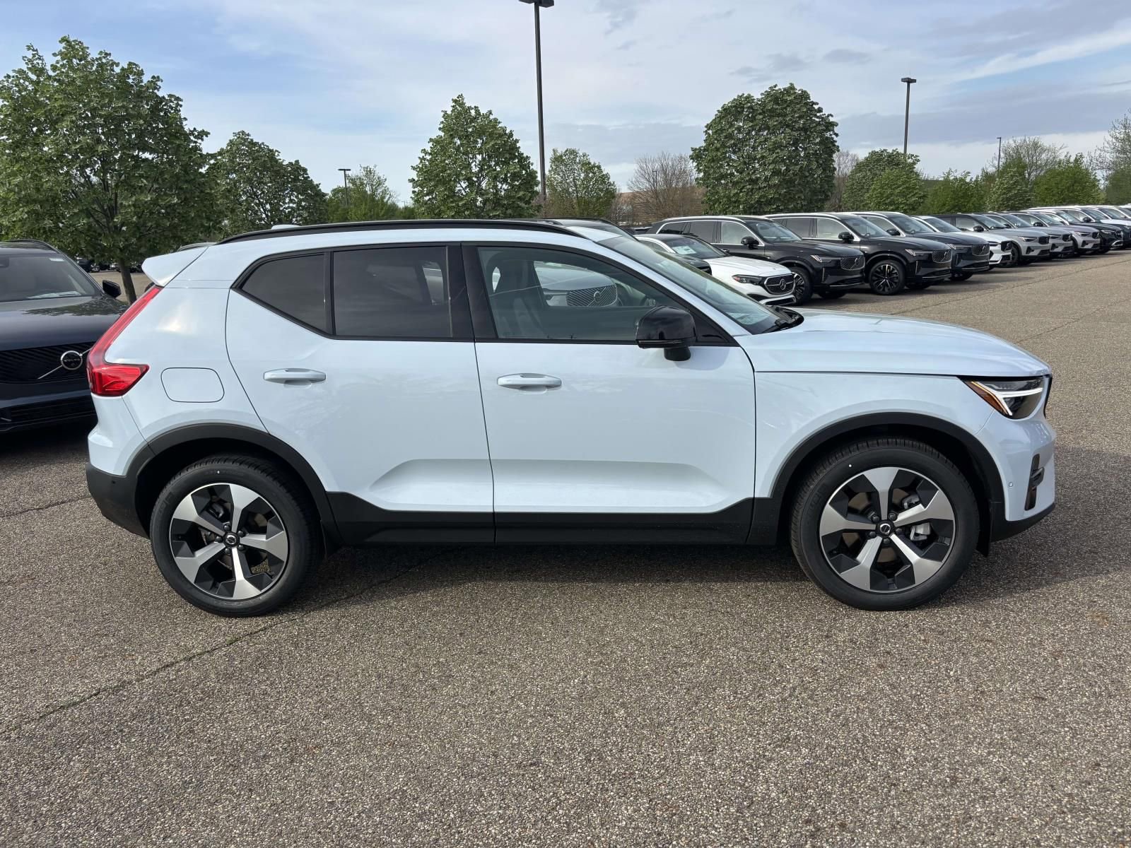 New 2026 Volvo XC40 B5 Plus w/ Protection Package Premier AWD/4WD image 4