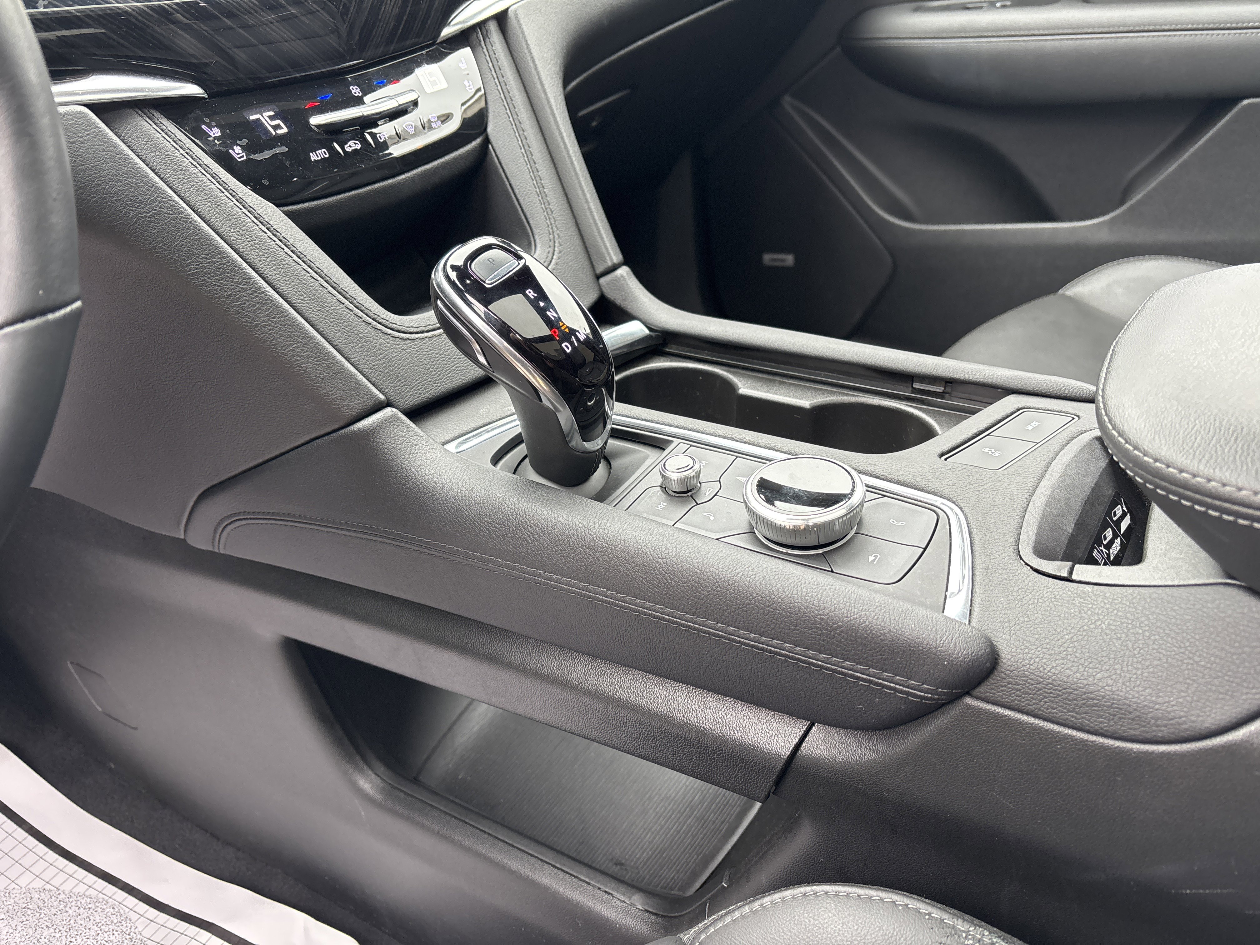 Used 2025 Cadillac XT6 Premium Luxury image 25