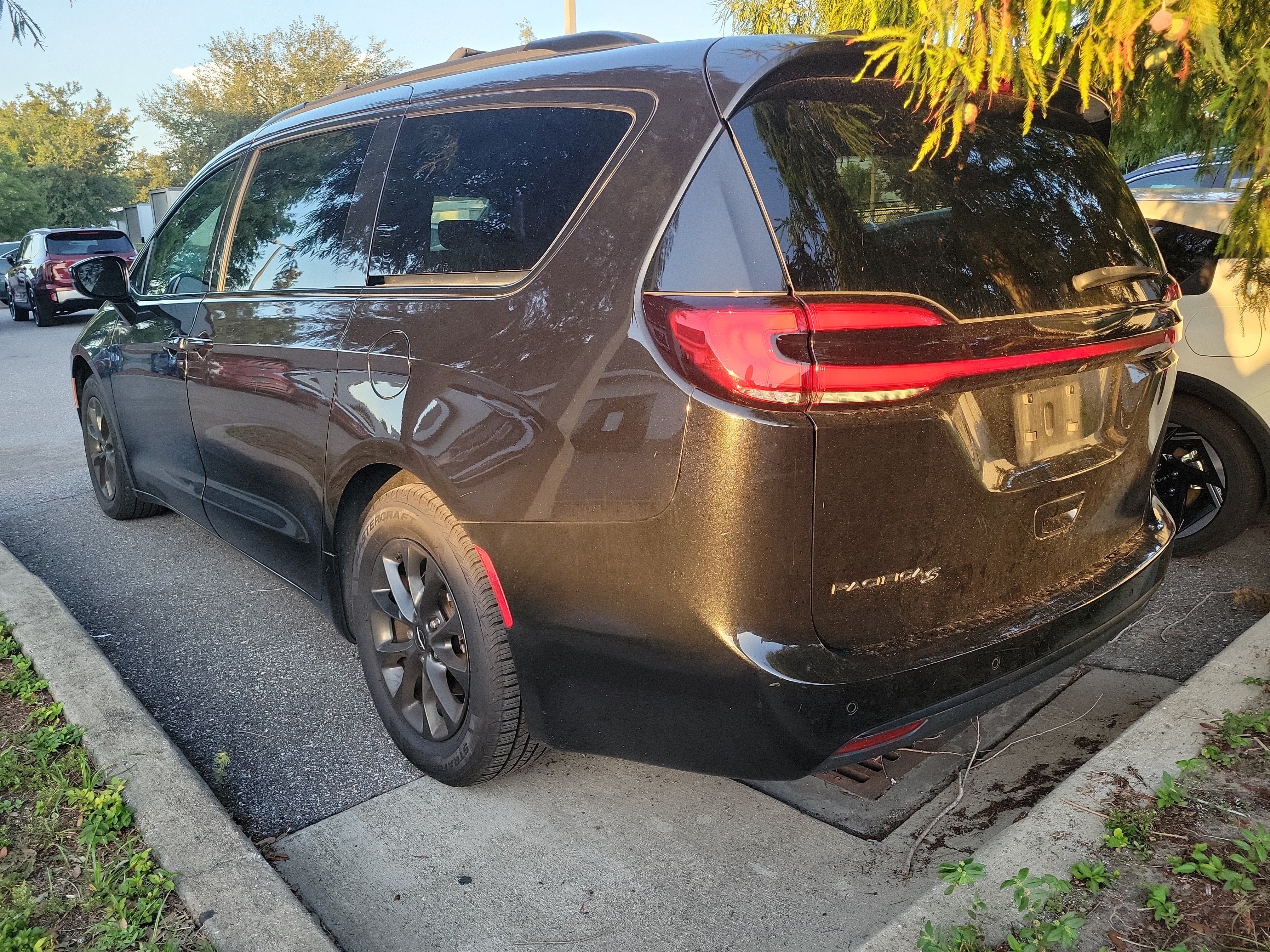Used 2021 Chrysler Pacifica Touring-L w/ S Appearance Package FWD image 11