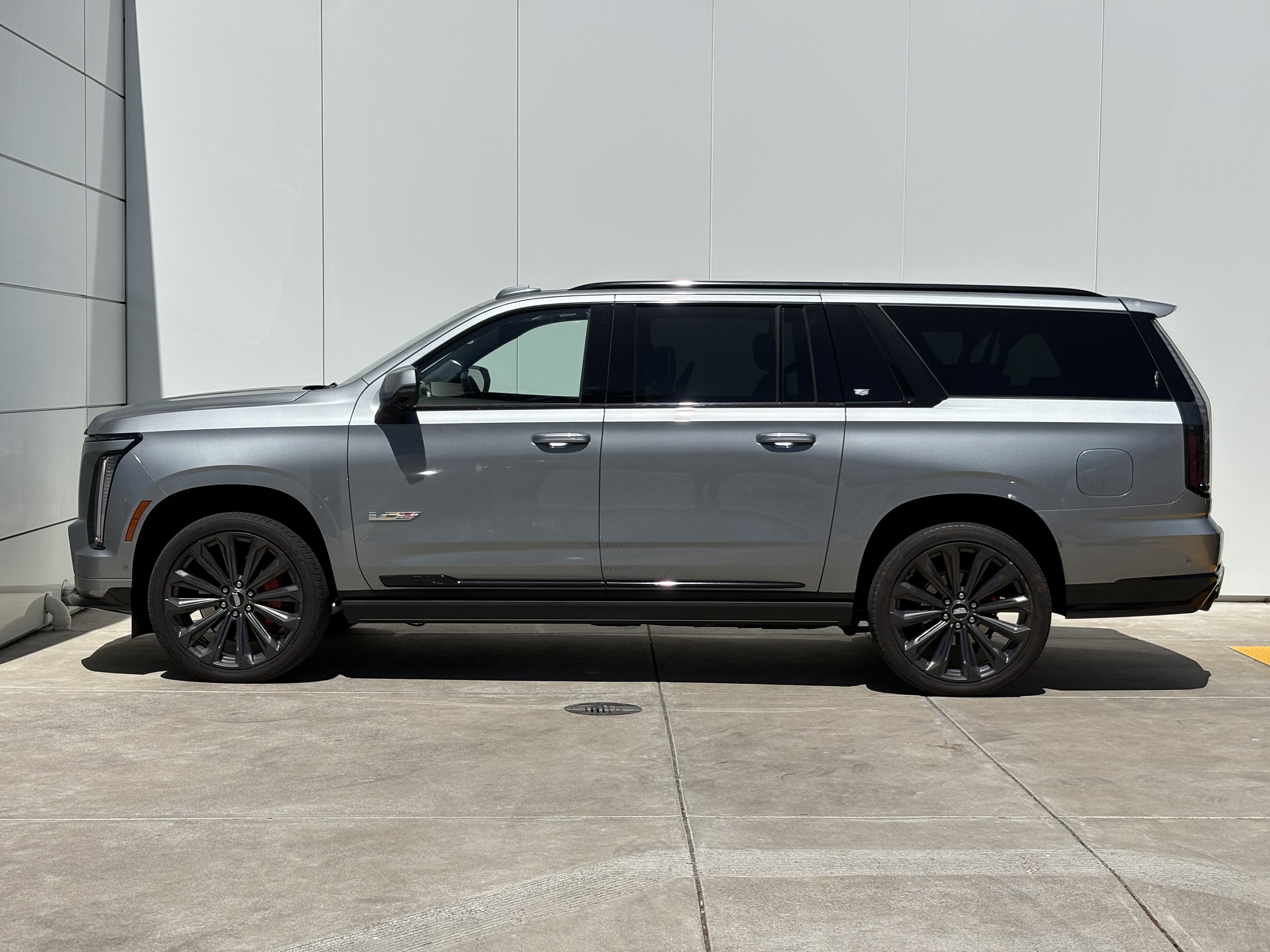 Certified 2025 Cadillac Escalade ESV V AWD/4WD image 4