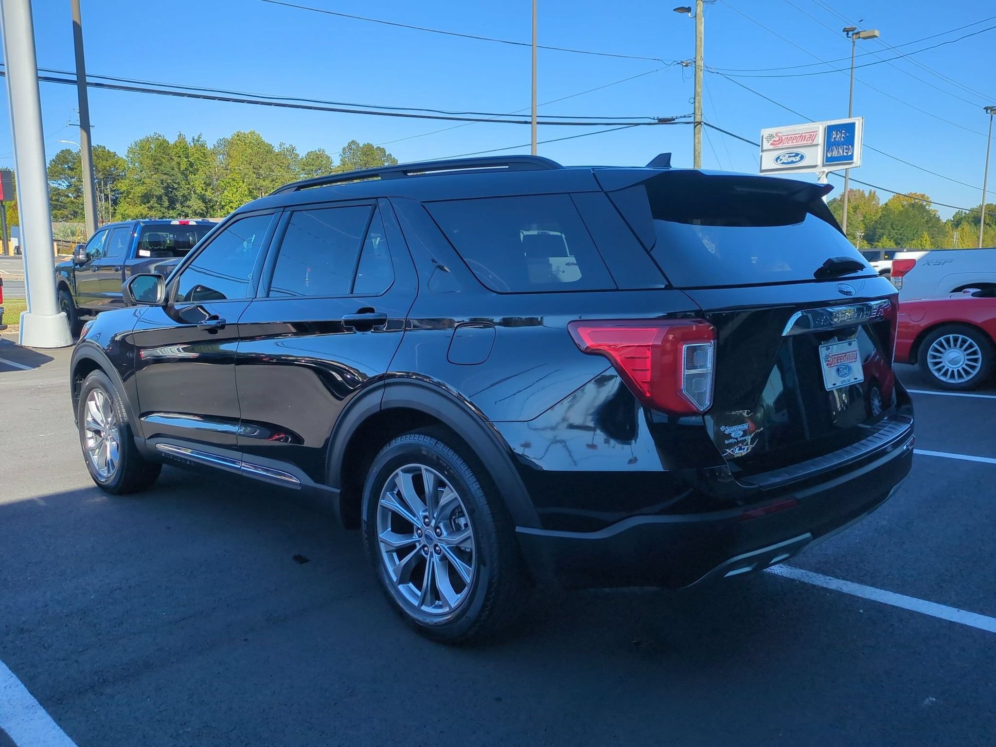Used 2023 Ford Explorer XLT w/ Equipment Group 202A RWD image 9
