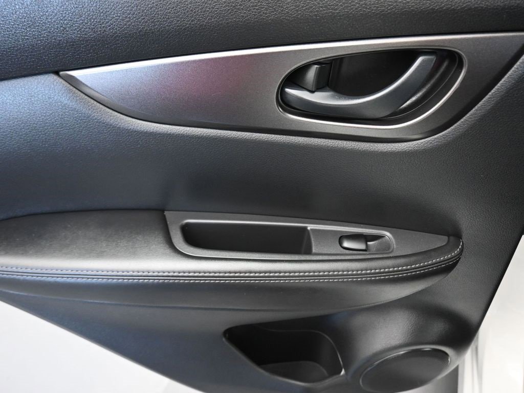 Used 2022 Nissan Rogue Sport S image 28