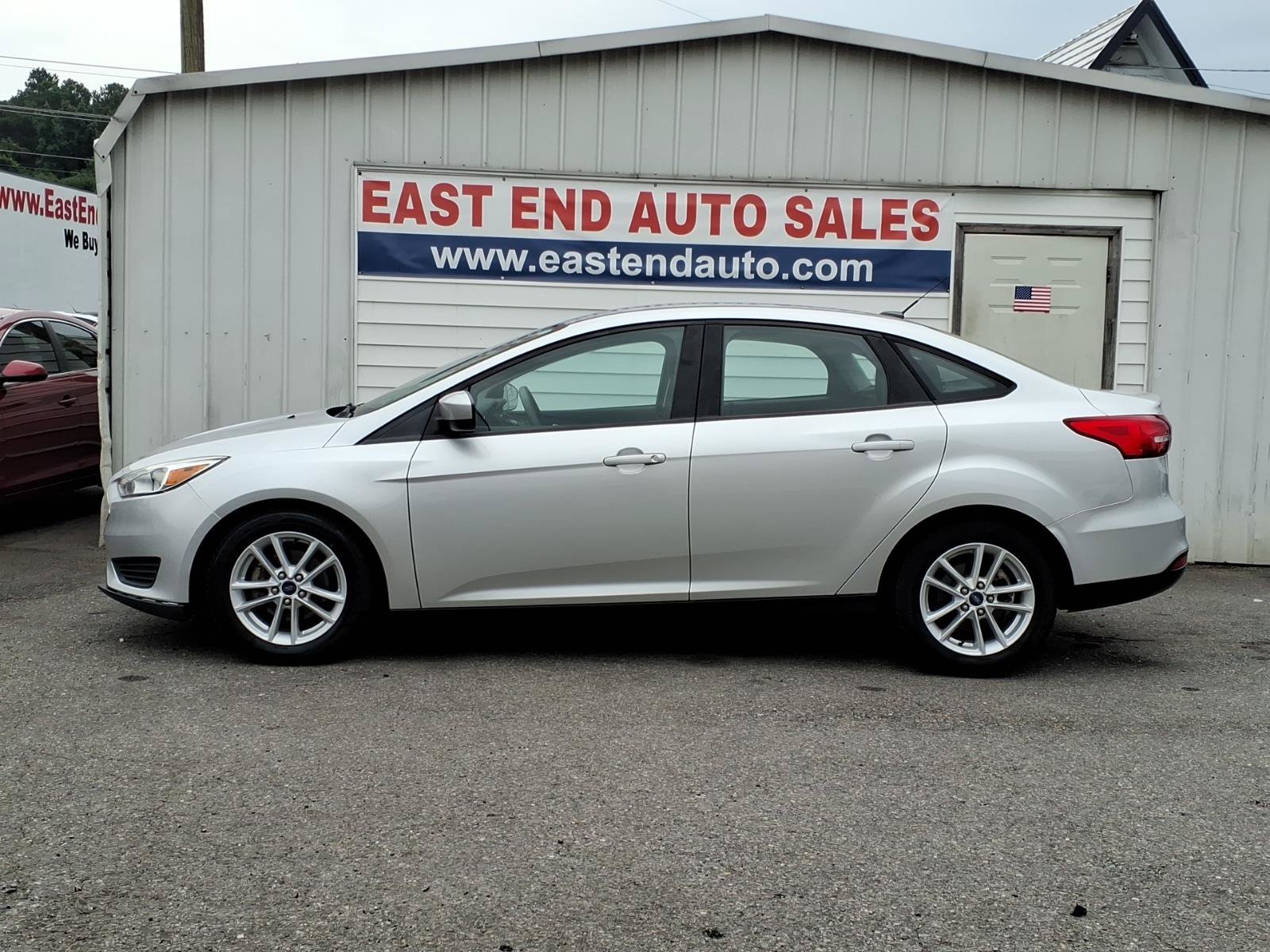 Used 2018 Ford Focus SE FWD image 2