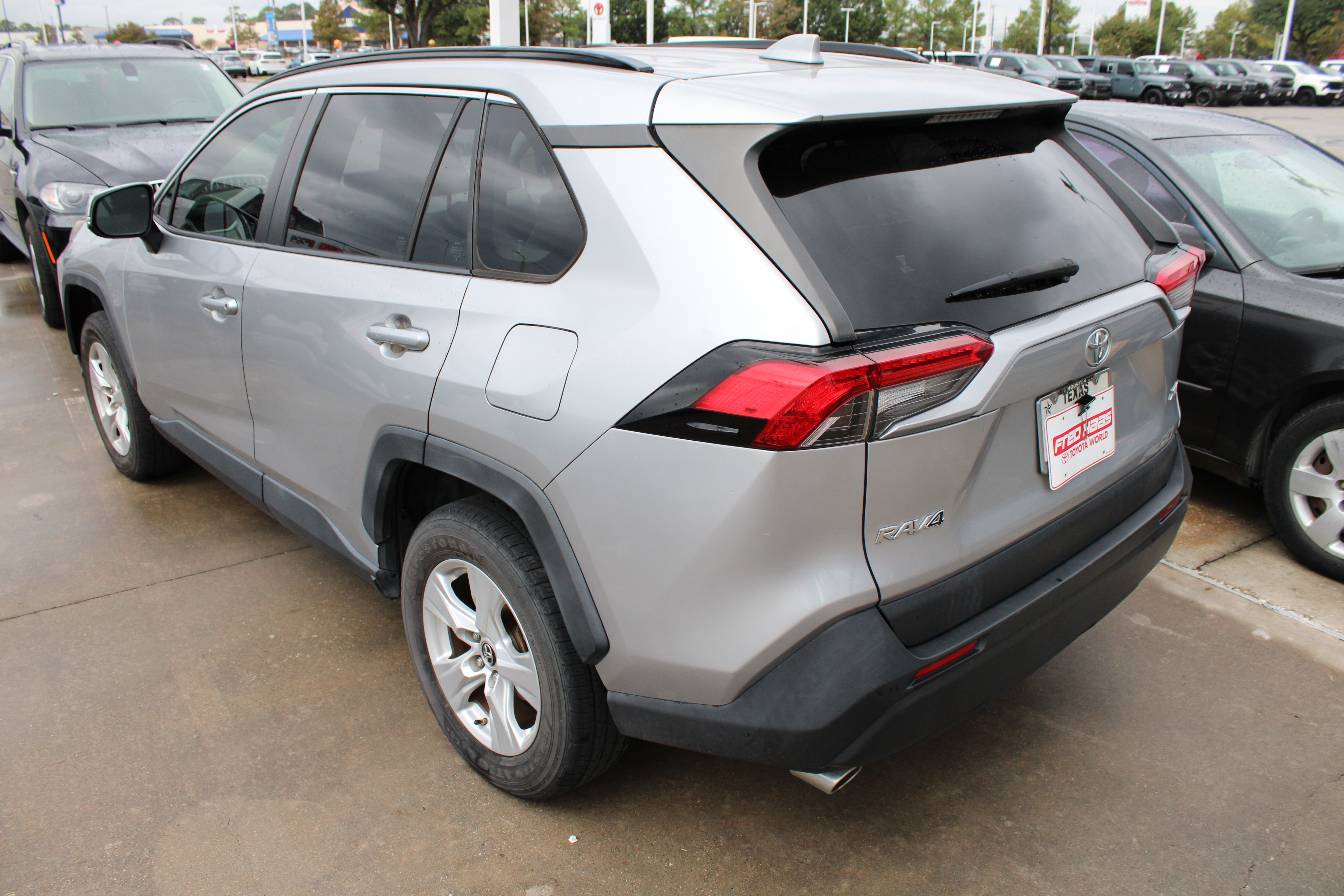 Used 2019 Toyota RAV4 XLE w/ Convenience Package FWD image 6