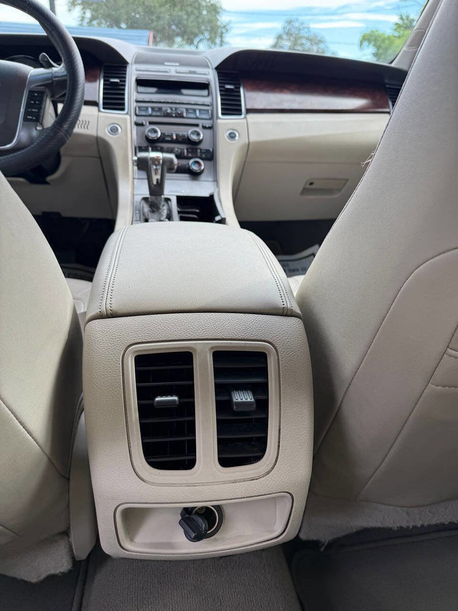 Used 2010 Ford Taurus SEL image 17