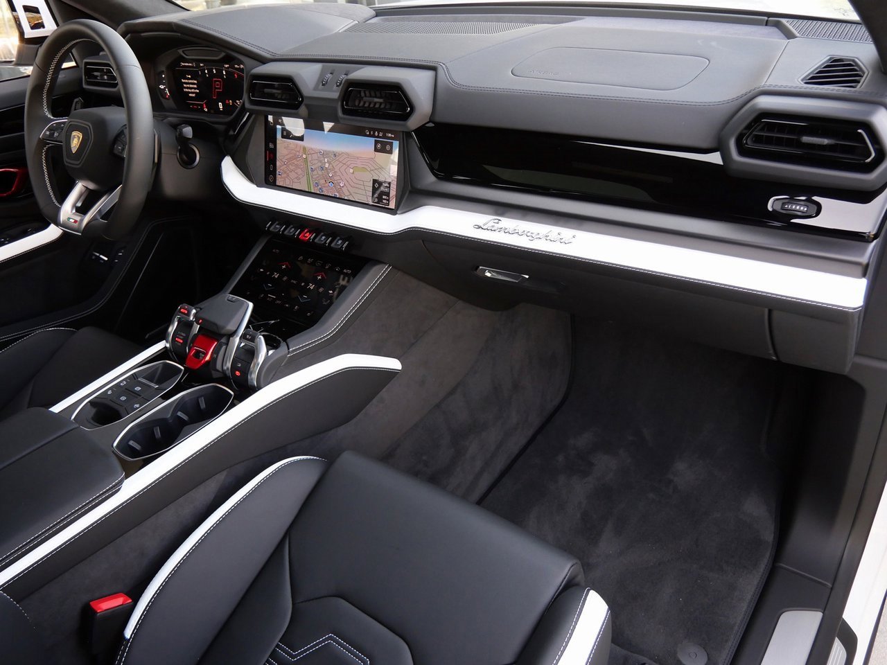 Used 2025 Lamborghini Urus SE image 25