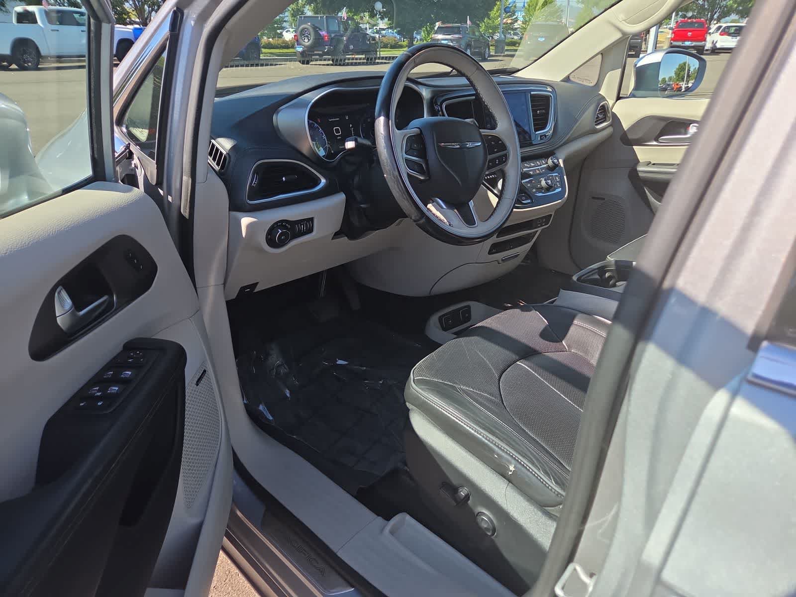 Used 2017 Chrysler Pacifica Limited FWD image 10