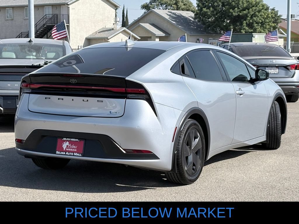 Used 2024 Toyota Prius LE FWD image 5
