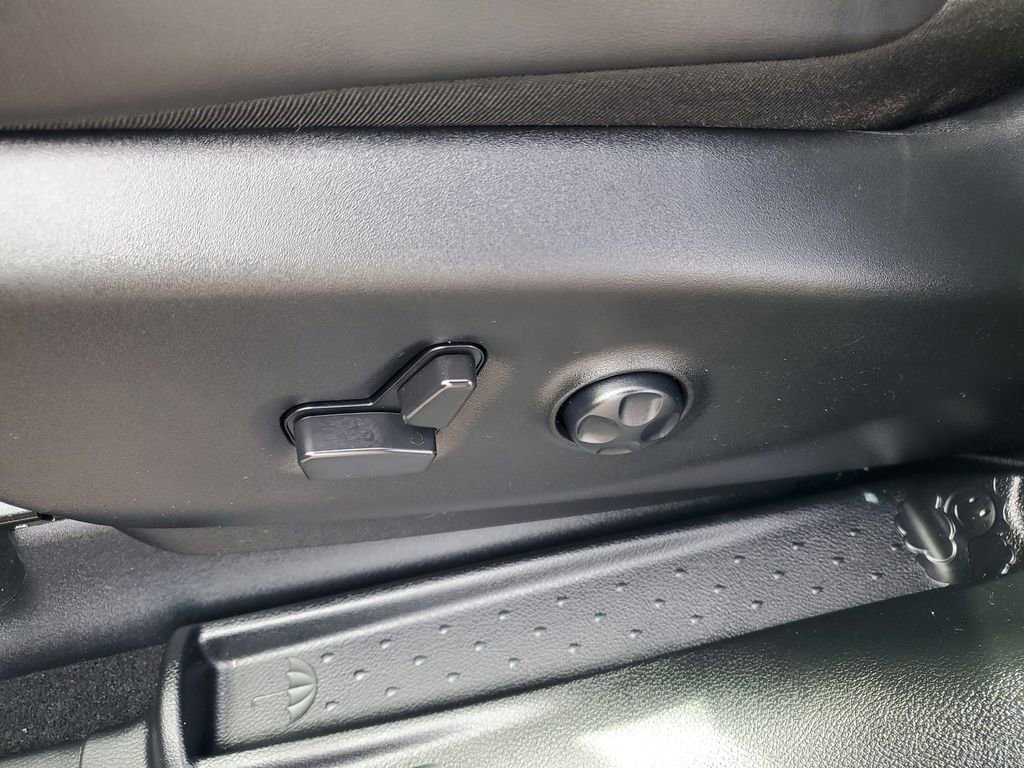 Used 2024 Chrysler Pacifica Premium image 7