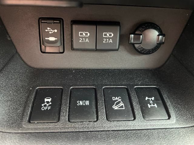 Used 2019 Toyota Highlander LE AWD/4WD image 29