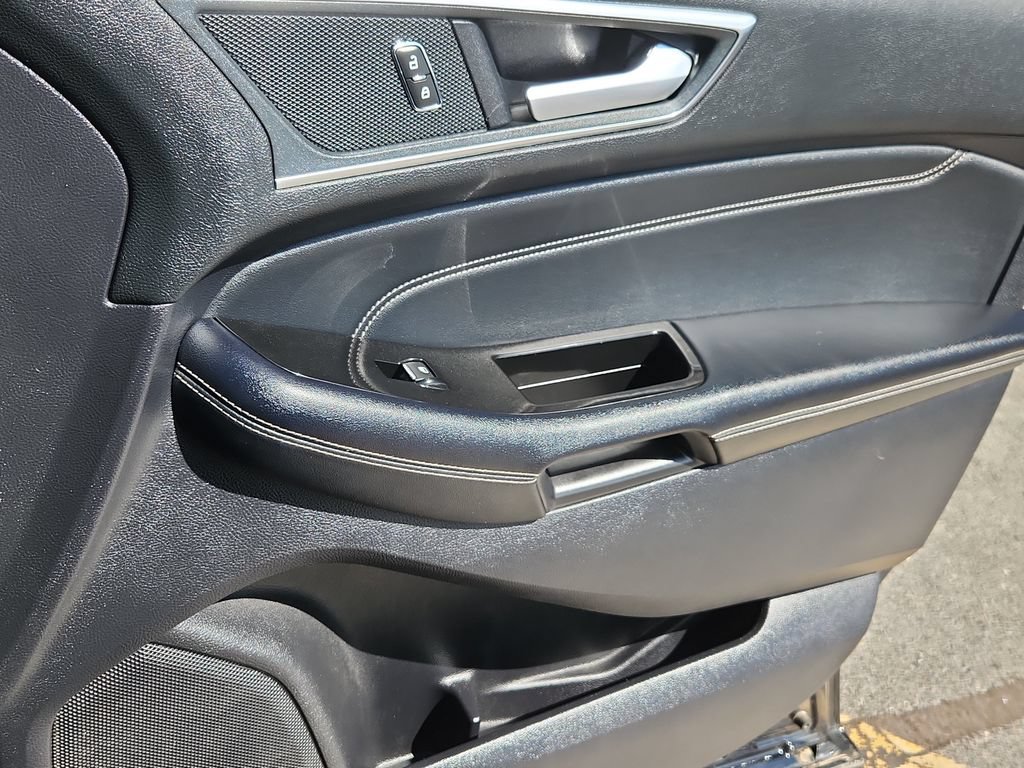 Used 2018 Ford Edge Titanium w/ Equipment Group 301A AWD/4WD image 15