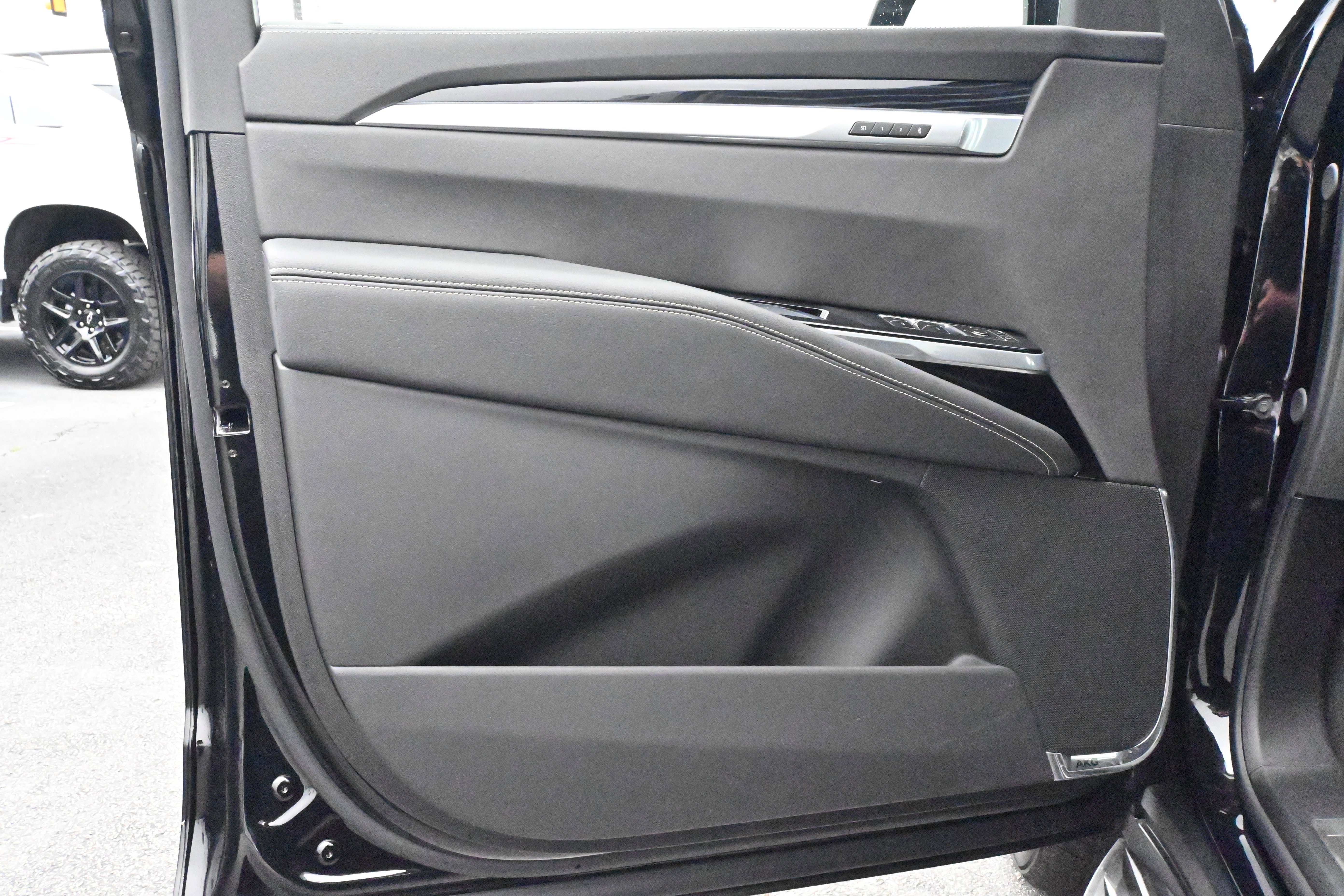 Used 2025 Cadillac Escalade ESV Sport image 32