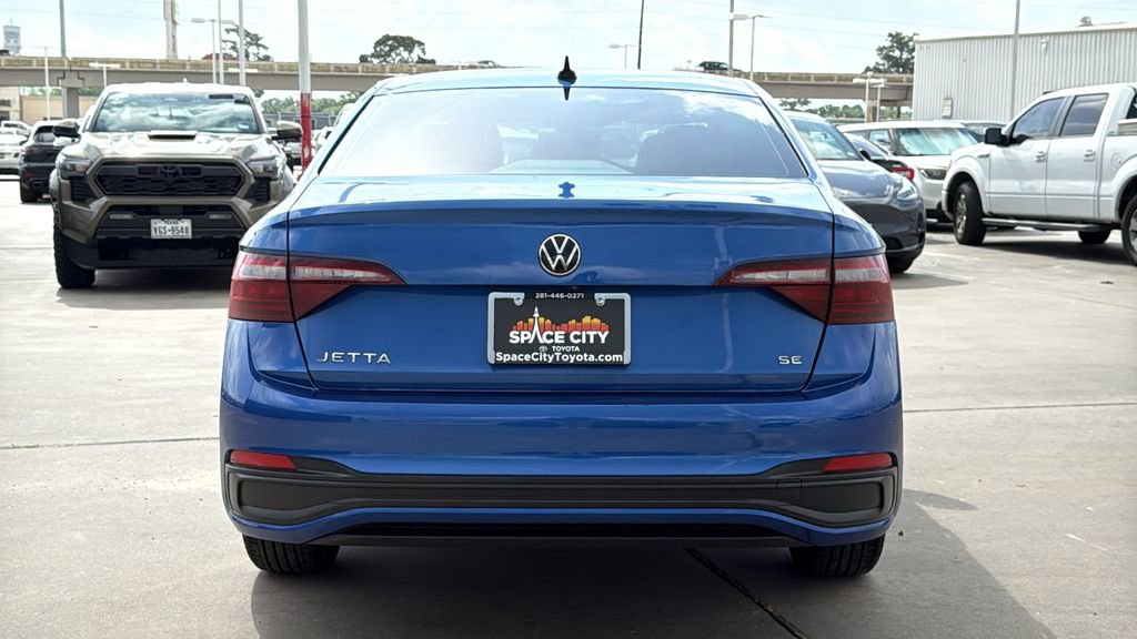 Used 2022 Volkswagen Jetta SE image 4
