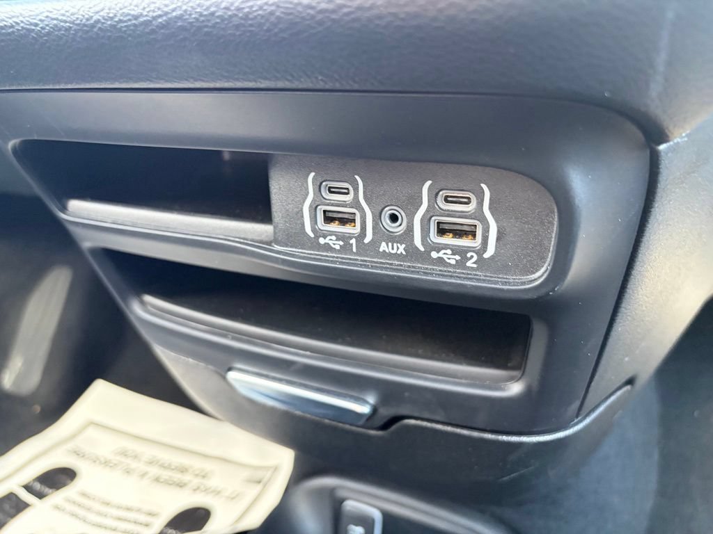 Certified 2025 Chrysler Pacifica Select FWD image 31