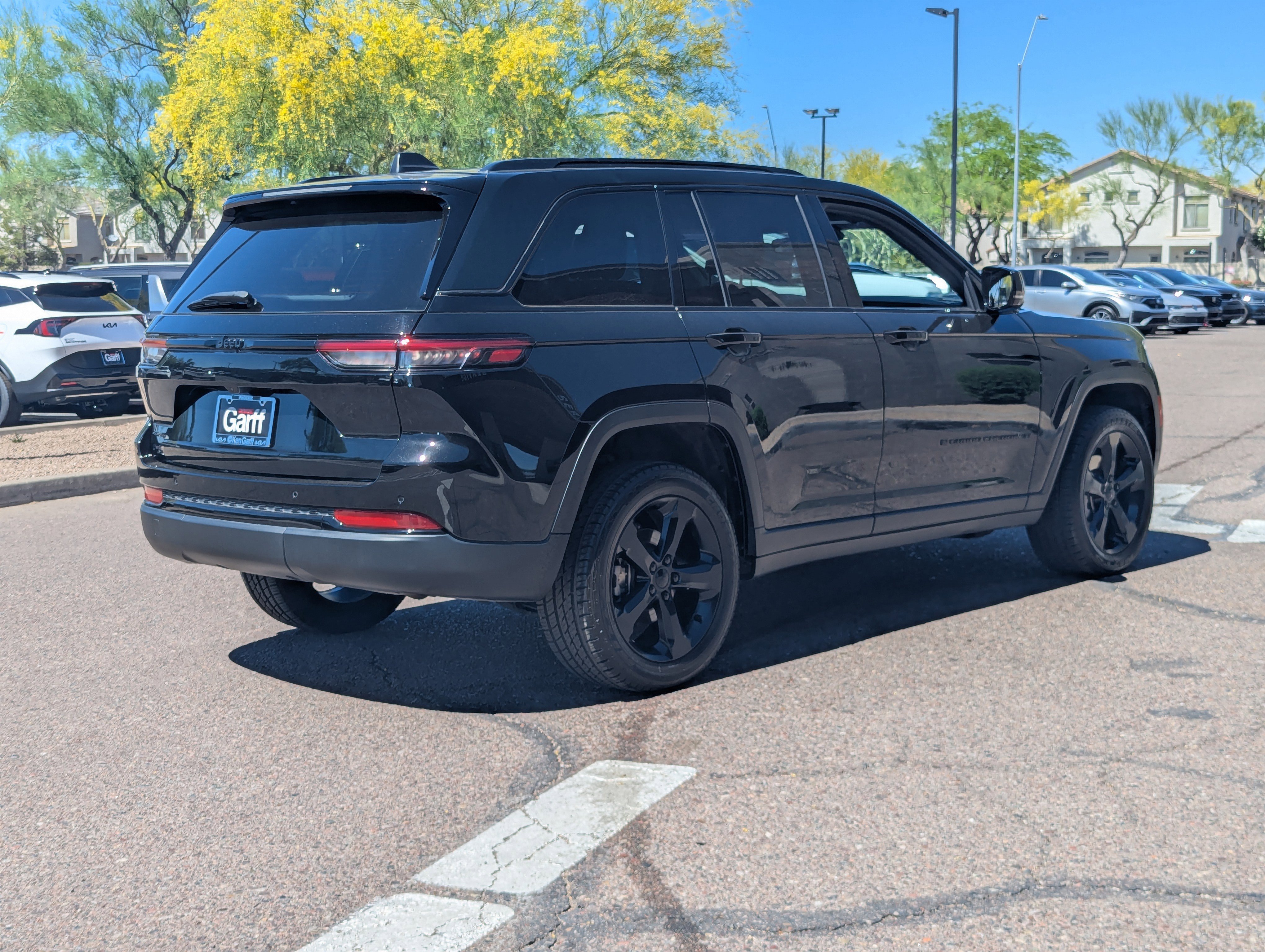 Used 2023 Jeep Grand Cherokee Altitude image 3