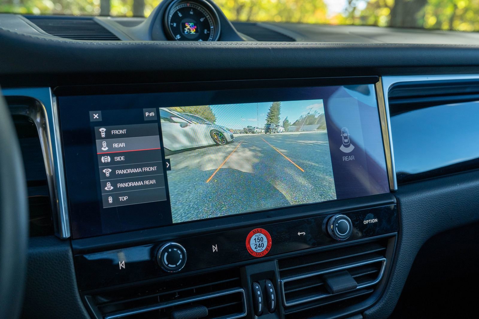 Certified 2025 Porsche Macan Base image 30