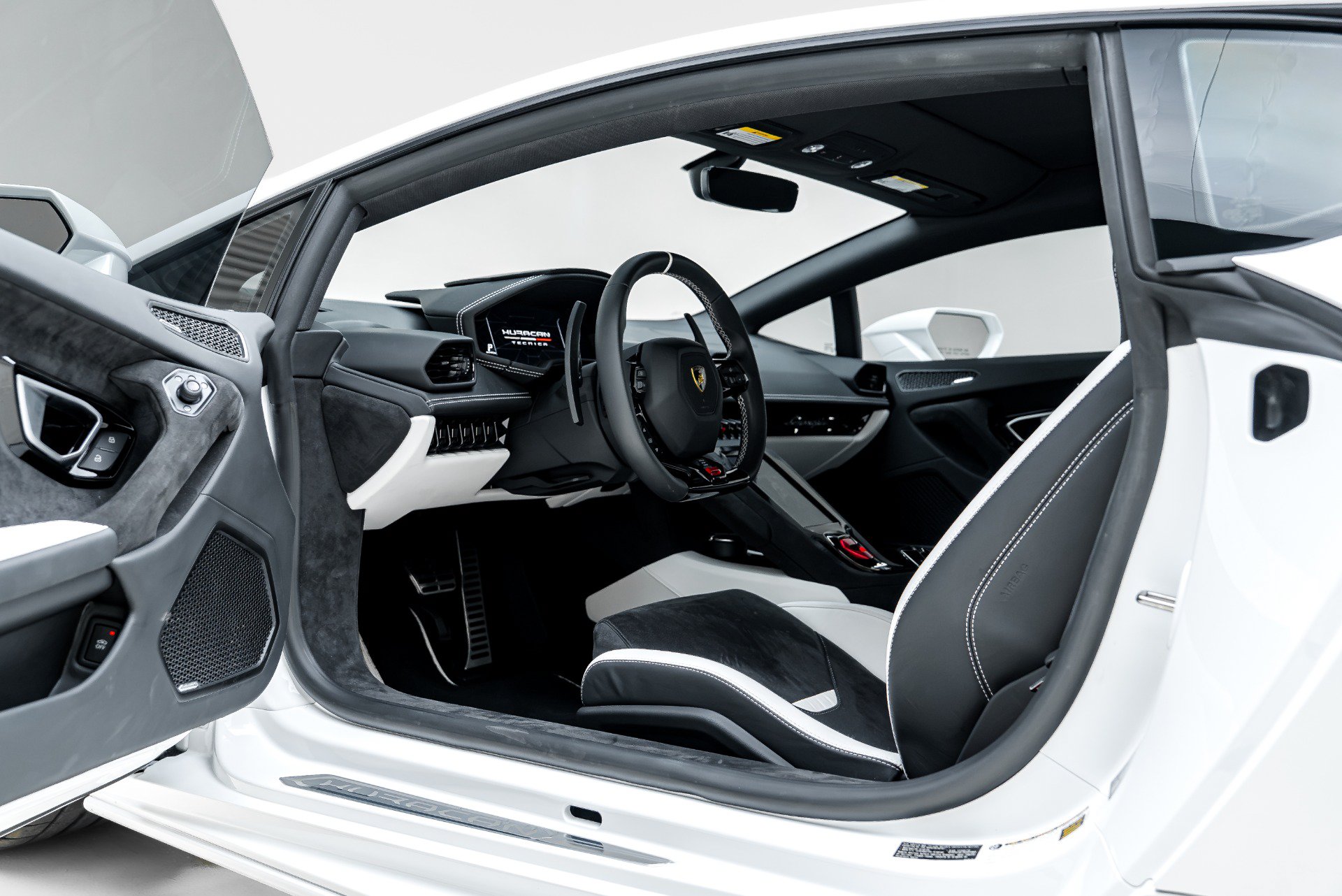 Used 2023 Lamborghini Huracan Tecnica RWD image 3