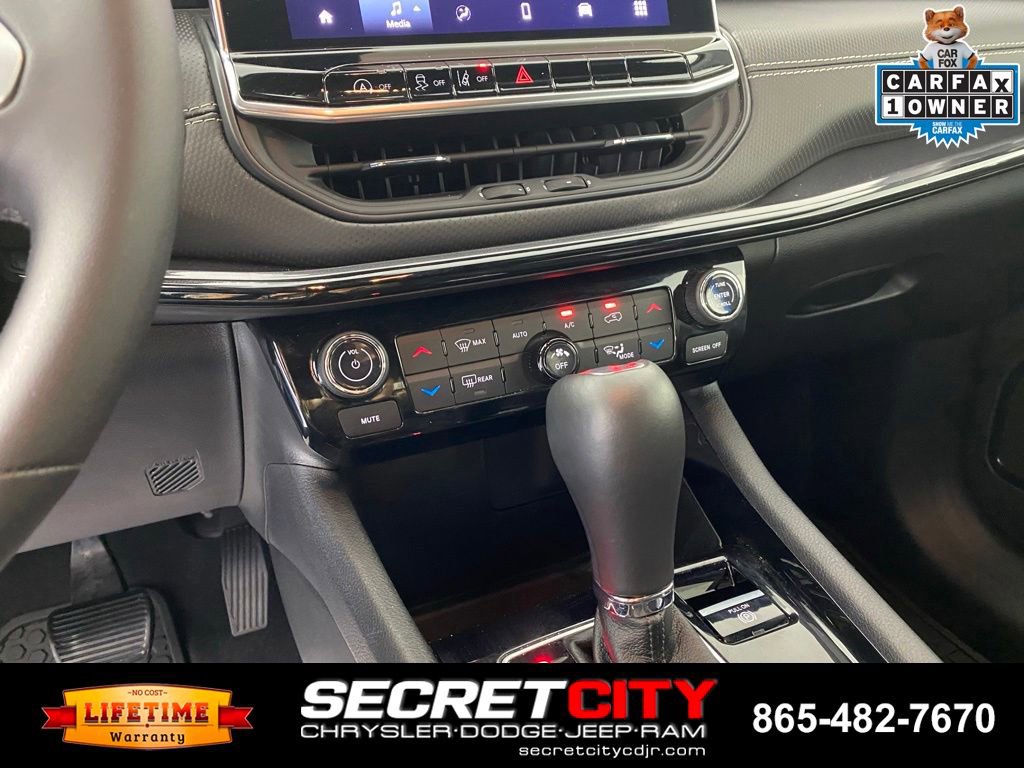 Used 2024 Jeep Compass Latitude w/ Convenience Group AWD/4WD image 24