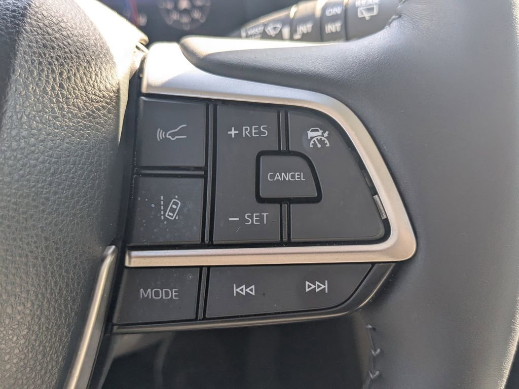 Used 2024 Toyota Highlander Limited image 16