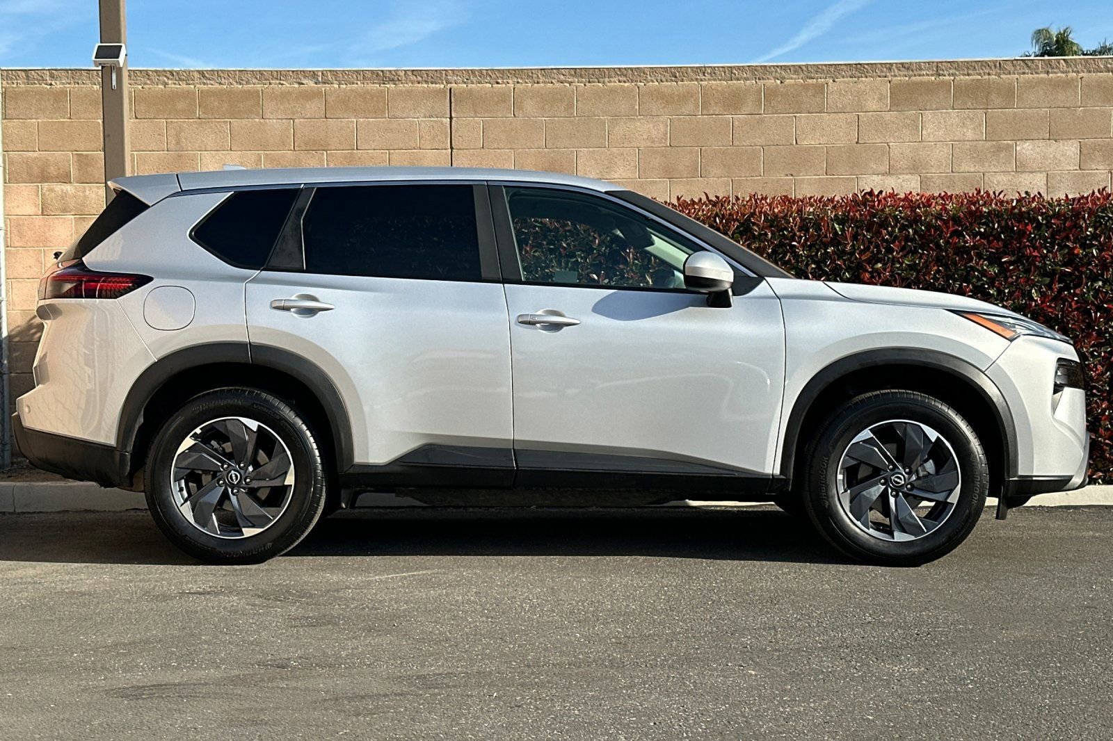 Used 2025 Nissan Rogue SV image 3