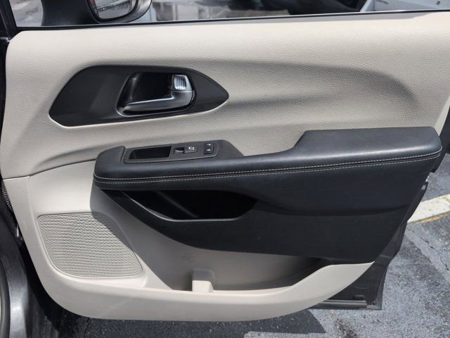 Used 2023 Chrysler Pacifica Touring-L image 32