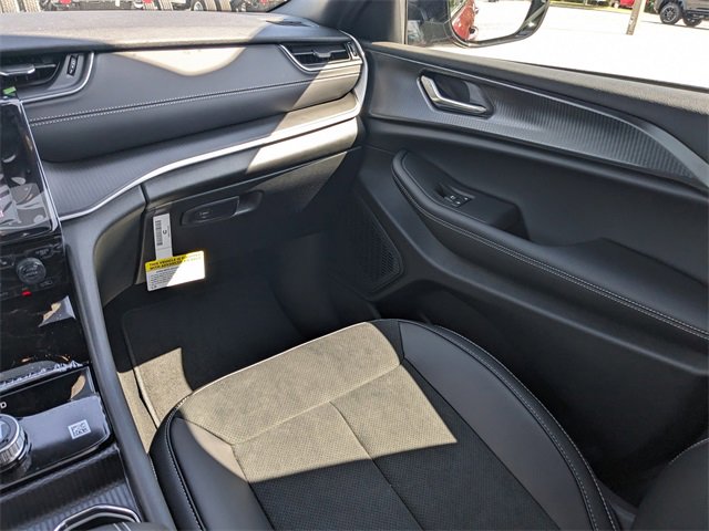 New 2025 Jeep Grand Cherokee Altitude image 16