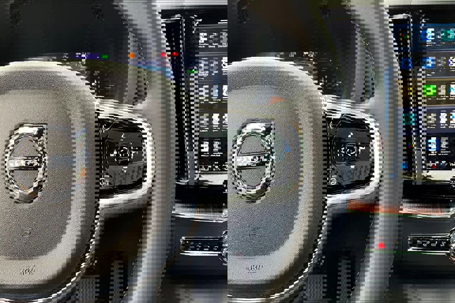 Used 2025 Volvo XC60 T8 Plus w/ Protection Package Premier image 21