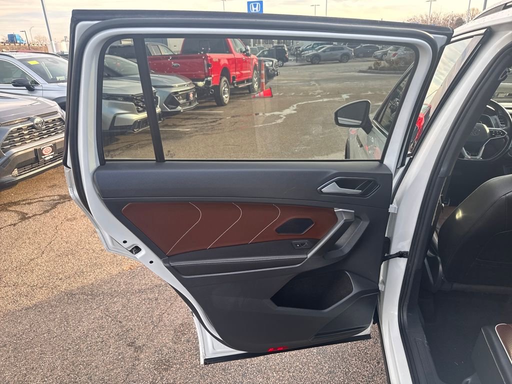 Used 2022 Volkswagen Tiguan SEL R-Line image 43