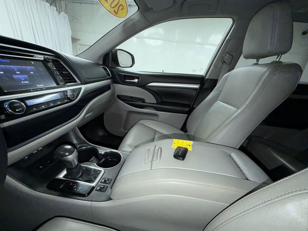 Used 2019 Toyota Highlander XLE image 9