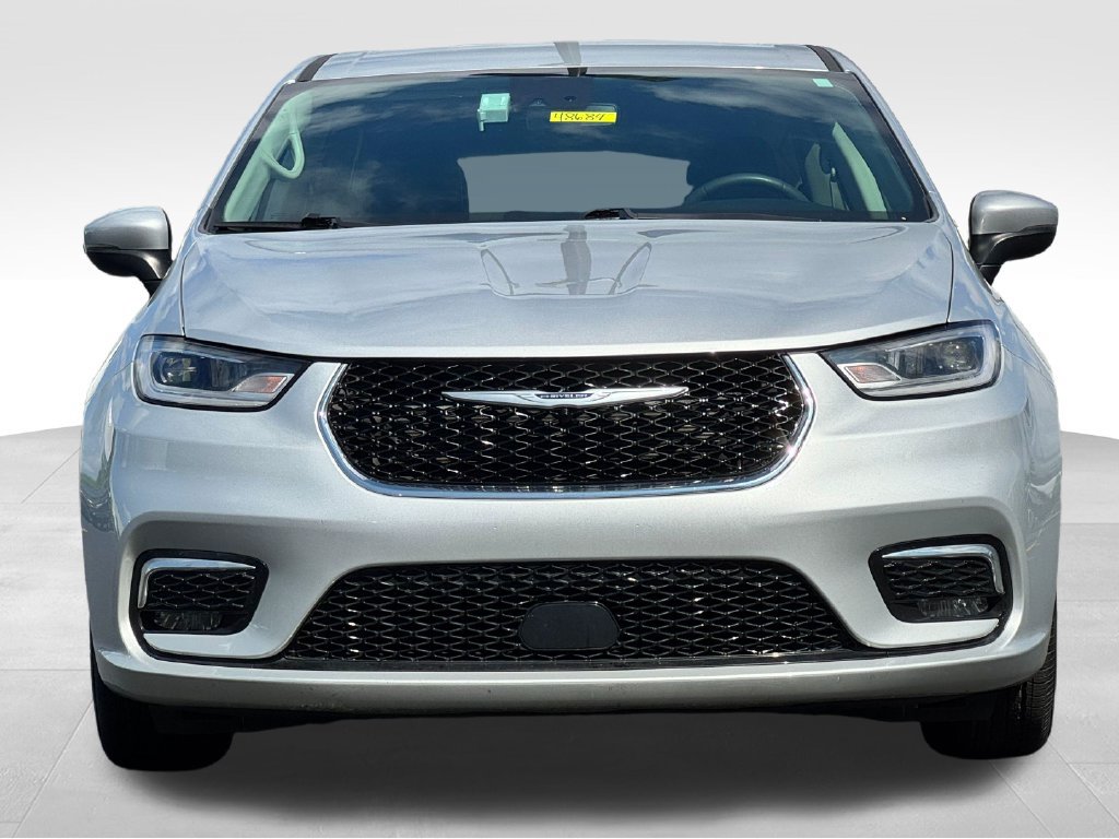 Used 2023 Chrysler Pacifica Touring-L FWD image 2