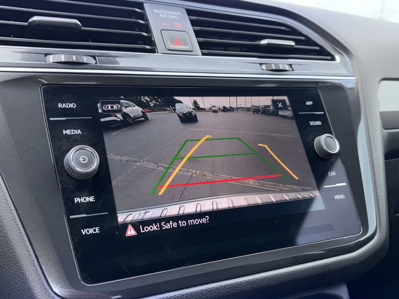 Used 2022 Volkswagen Tiguan SE FWD image 5