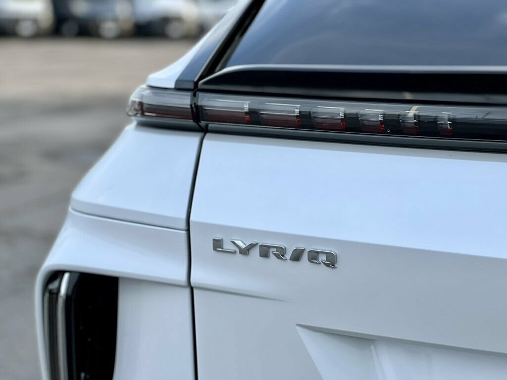 Used 2024 Cadillac Lyriq Luxury AWD/4WD image 11