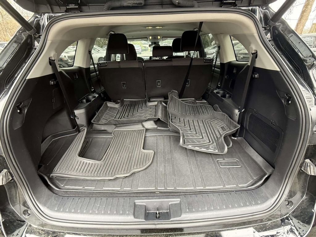 Used 2021 Toyota Highlander LE image 12