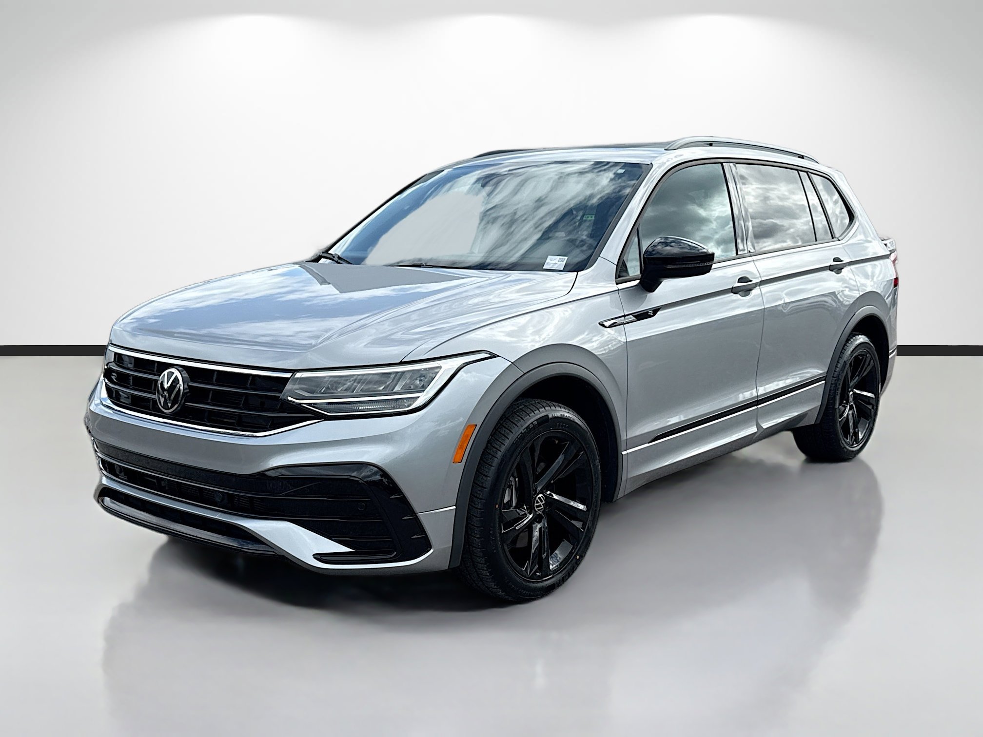 Used 2023 Volkswagen Tiguan SE R-Line FWD image 7