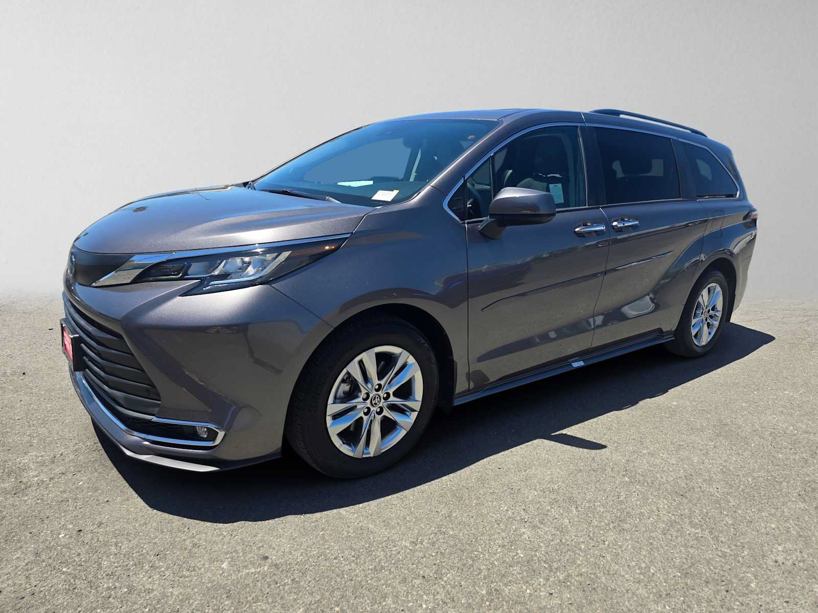 Used 2023 Toyota Sienna XLE w/ XLE Plus Package FWD image 7