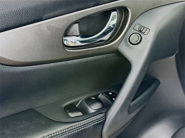 Used 2016 Nissan Rogue SV w/ SV Moonroof Package image 19