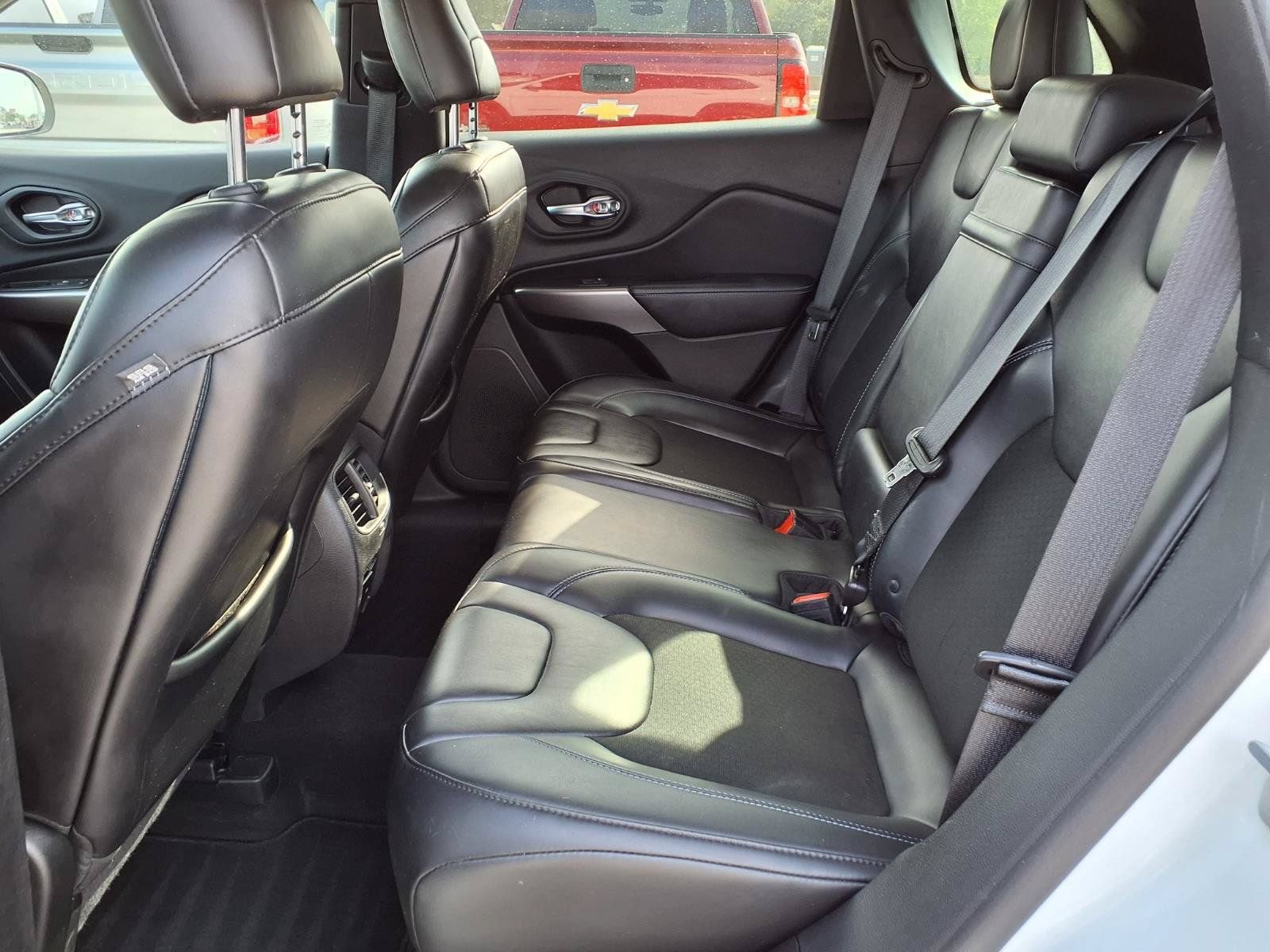 Used 2019 Jeep Cherokee Latitude Plus w/ Comfort/Convenience Group AWD/4WD image 17