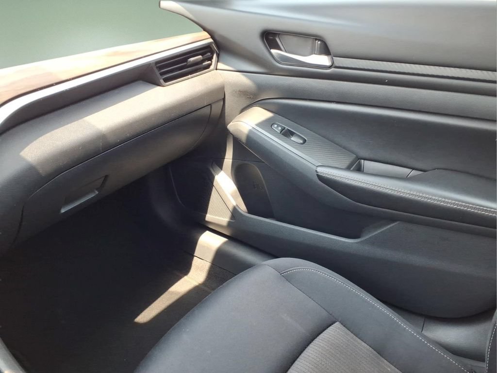 Used 2024 Nissan Altima 2.5 SV FWD image 23
