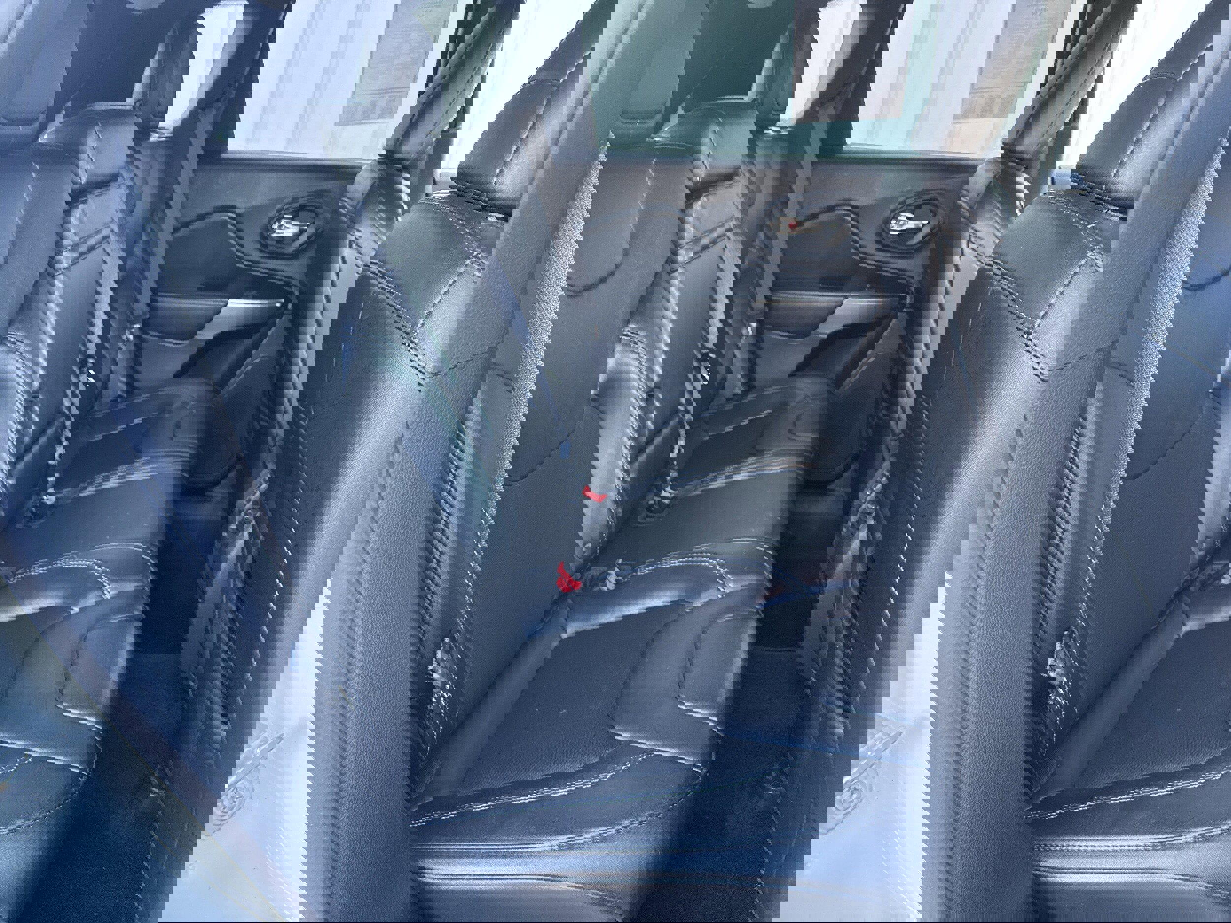 Used 2019 Jeep Cherokee Latitude Plus w/ Comfort/Convenience Group image 12