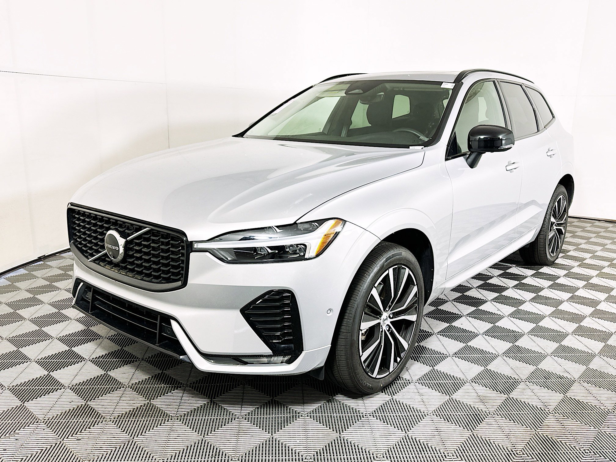 Used 2024 Volvo XC60 B5 Plus image 7