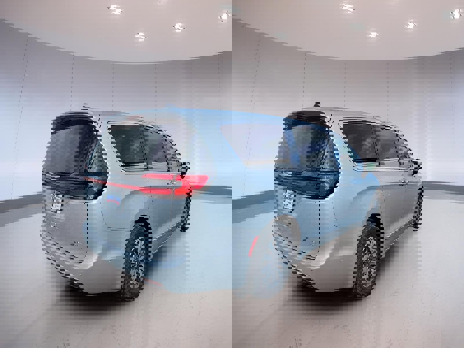 Used 2023 Chrysler Pacifica Limited w/ Uconnect Theater Family Group image 4