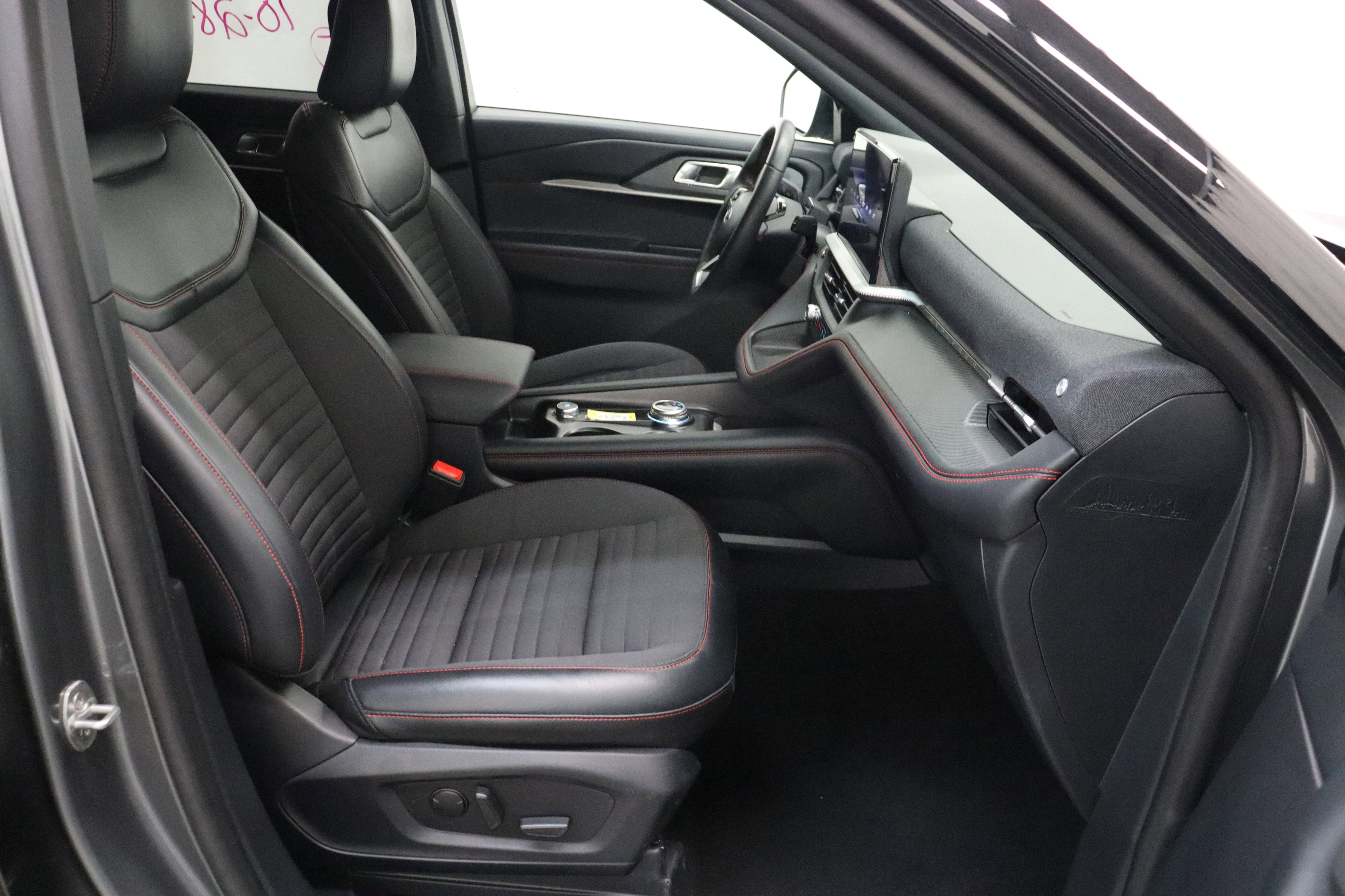 Used 2025 Ford Explorer ST-Line w/ ST-Line Street Pack image 13