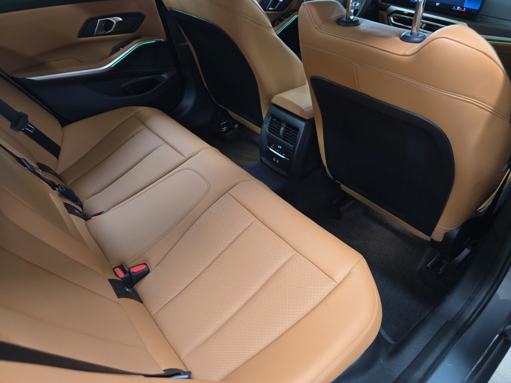 Certified 2024 BMW 330i Sedan w/ Convenience Package RWD image 13