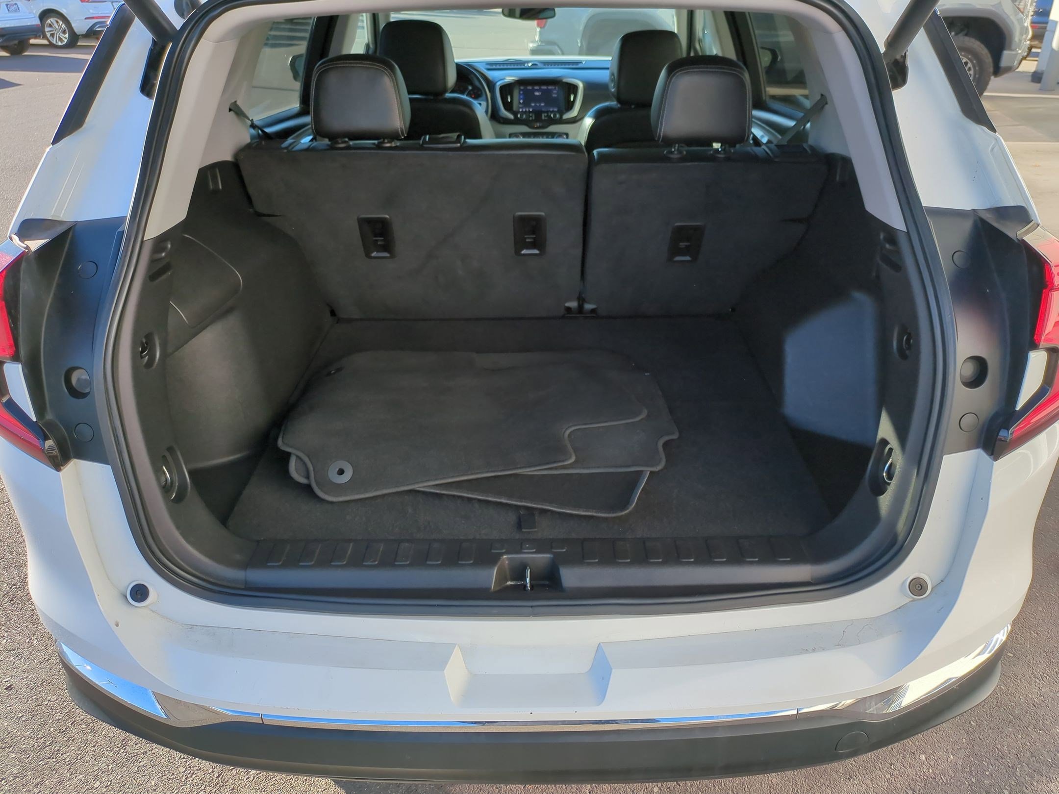 Used 2023 GMC Terrain SLT image 31